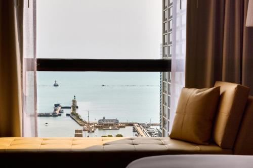 Habitación con cama extragrande y vistas al lago del hotel Hyatt Regency Chicago. Foto 1