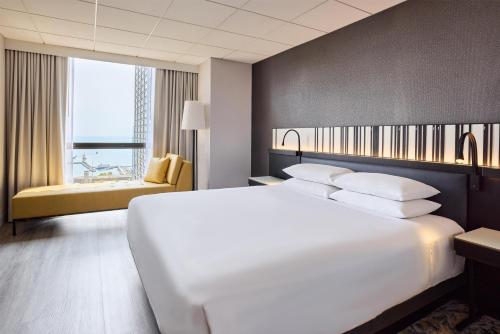 Habitación con cama extragrande y vistas al lago del hotel Hyatt Regency Chicago. Foto 2