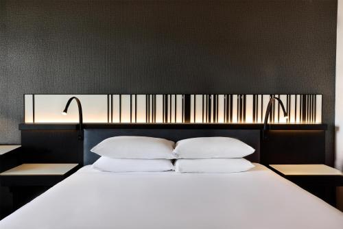 Habitación con cama extragrande y vistas al lago del hotel Hyatt Regency Chicago. Foto 4