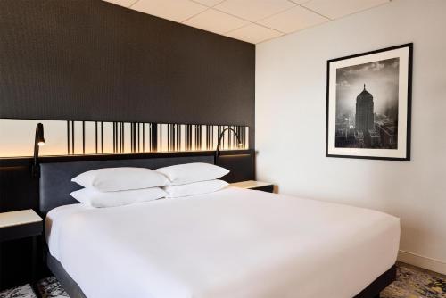 Habitación con cama extragrande y vistas al lago del hotel Hyatt Regency Chicago. Foto 5