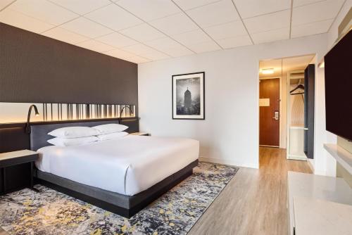 Habitación con cama extragrande y vistas al lago del hotel Hyatt Regency Chicago. Foto 6