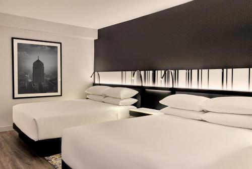 Habitación Doble con 2 camas grandes y vistas al lago del hotel Hyatt Regency Chicago. Foto 1