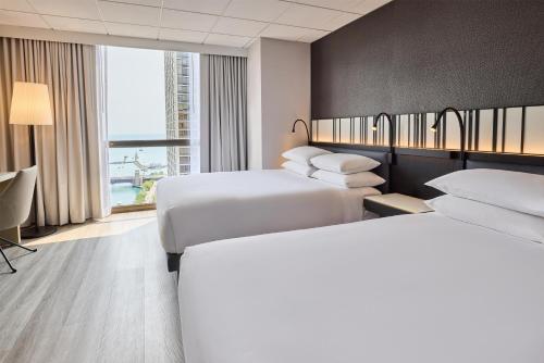 Habitación Doble con 2 camas grandes y vistas al lago del hotel Hyatt Regency Chicago. Foto 4