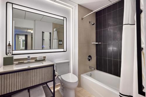 Habitación Doble con 2 camas grandes y vistas al lago del hotel Hyatt Regency Chicago. Foto 8