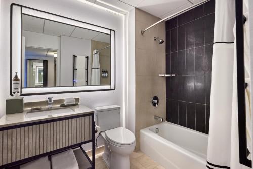 Habitación Doble con 2 camas grandes y vistas al lago del hotel Hyatt Regency Chicago. Foto 9
