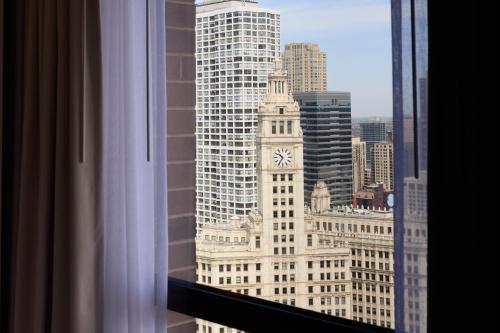 Habitación con cama extragrande, vistas a la ciudad y bañera accesible del hotel Hyatt Regency Chicago