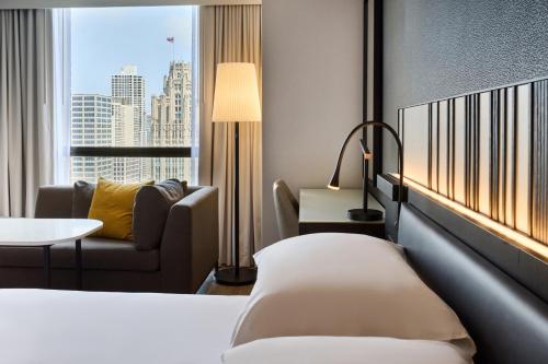 Habitación con cama extragrande, vistas a la ciudad y bañera accesible del hotel Hyatt Regency Chicago. Foto 3