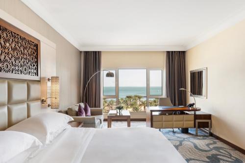 Habitación Clásica con vistas al mar y cama doble grande del hotel Intercontinental Doha Beach & Spa, An Ihg