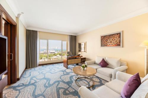 Suite Diplomática con cama extragrande del hotel Intercontinental Doha Beach & Spa, An Ihg. Foto 4