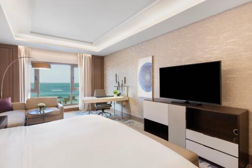 Habitación Clásica con cama extragrande, vistas al mar y acceso al club lounge del hotel Intercontinental Doha Beach & Spa, An Ihg. Foto 8