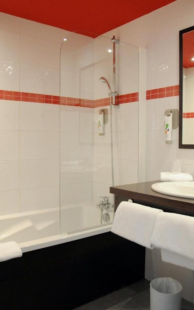 Suite familiar Standard con dos habitaciones contiguas del hotel Ibis Styles Segre. Foto 2
