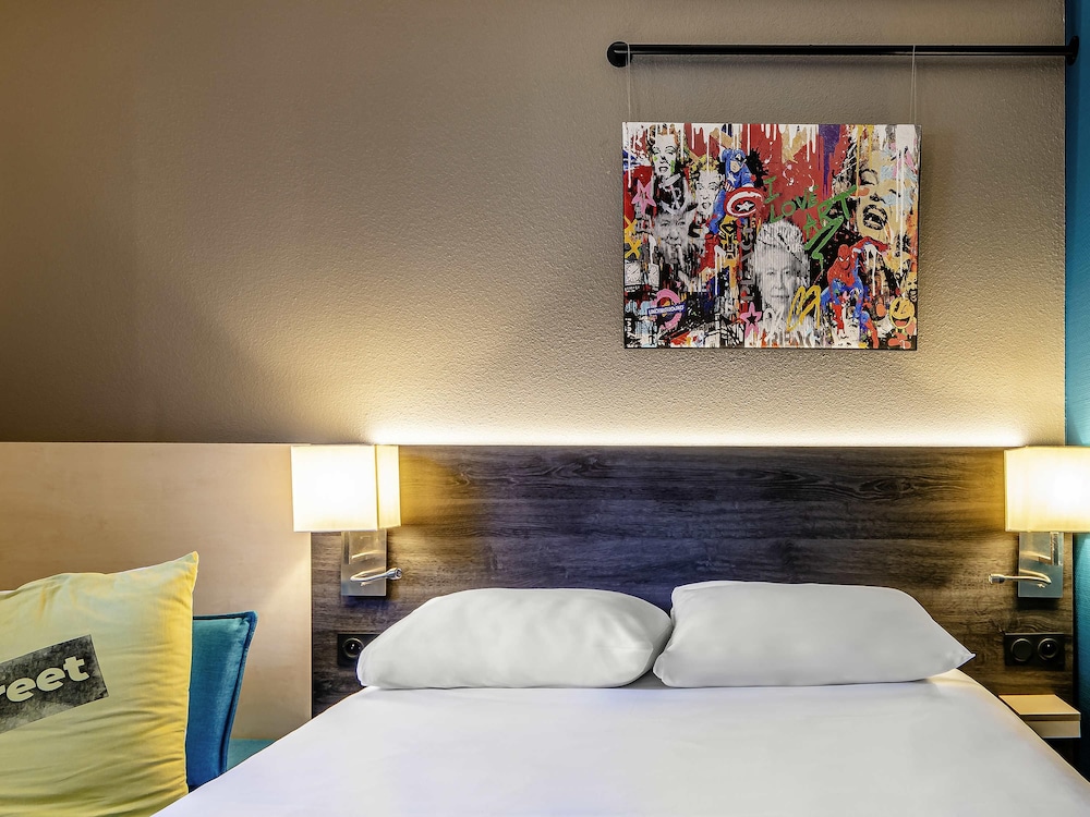 Habitación POP con cama doble y sofá del hotel Greet Bordeaux Floirac Arena. Foto 1