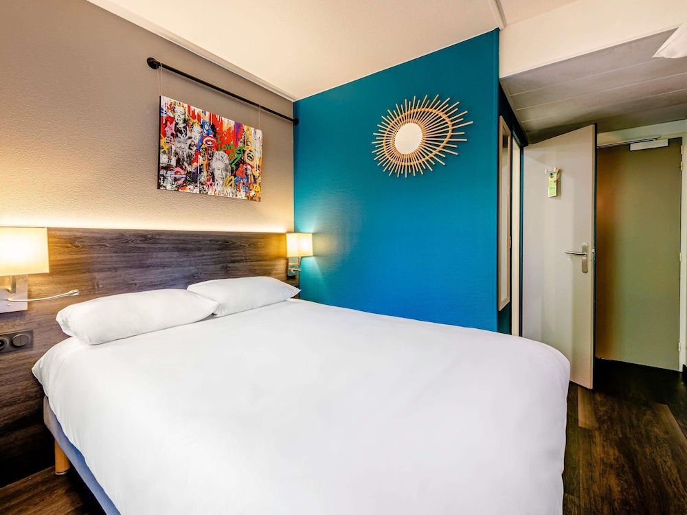 Habitación POP con cama doble y sofá del hotel Greet Bordeaux Floirac Arena. Foto 4