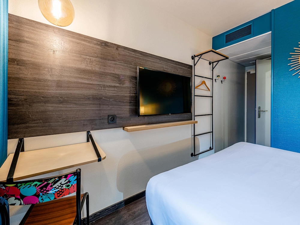 Habitación POP con cama doble y sofá del hotel Greet Bordeaux Floirac Arena. Foto 5