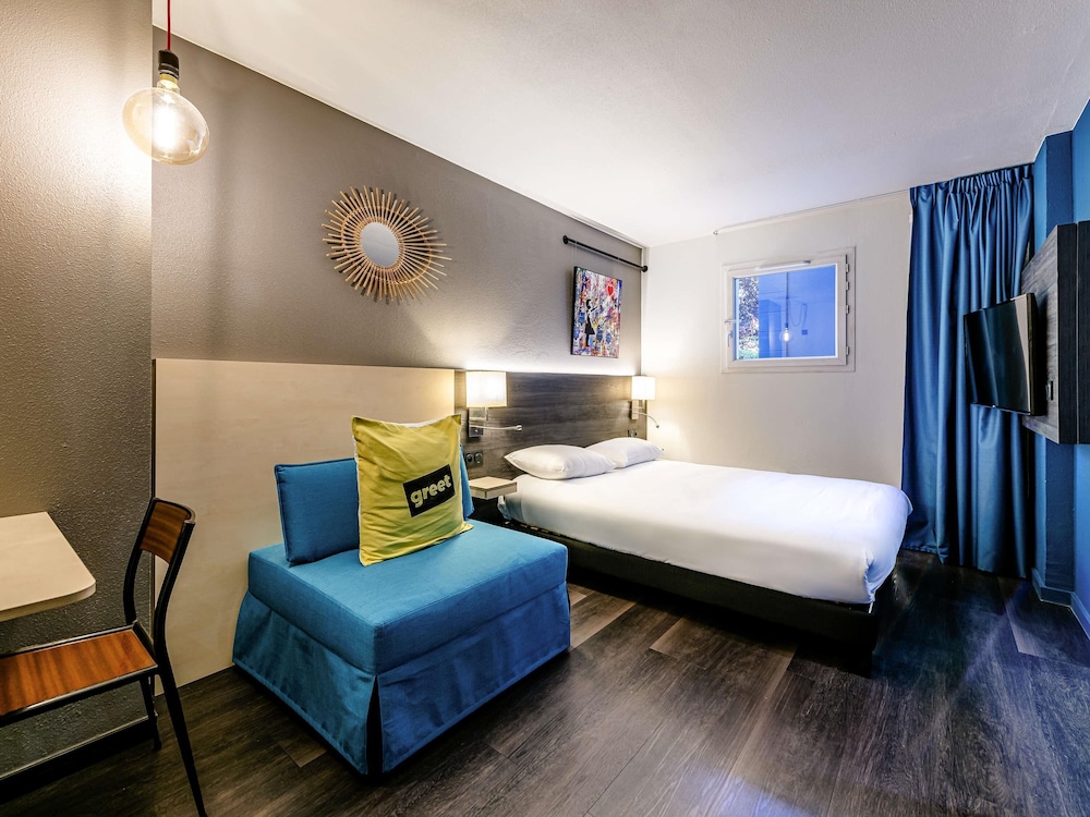 Habitación Superior POP con cama doble y sofá del hotel Greet Bordeaux Floirac Arena