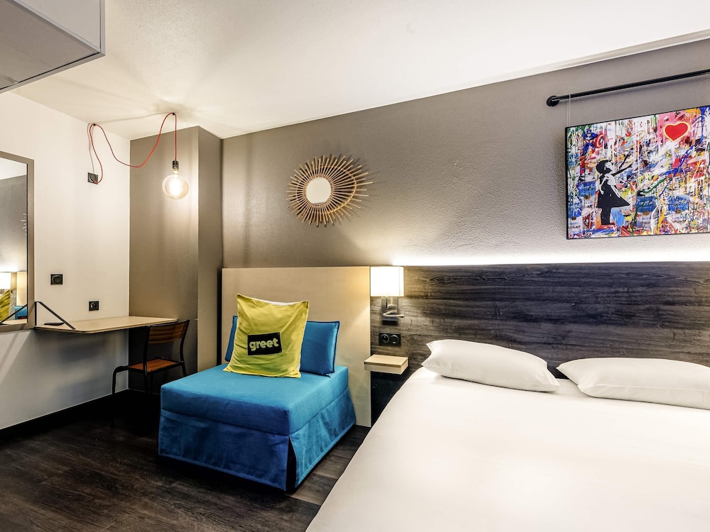 Habitación Superior POP con cama doble y sofá del hotel Greet Bordeaux Floirac Arena. Foto 1