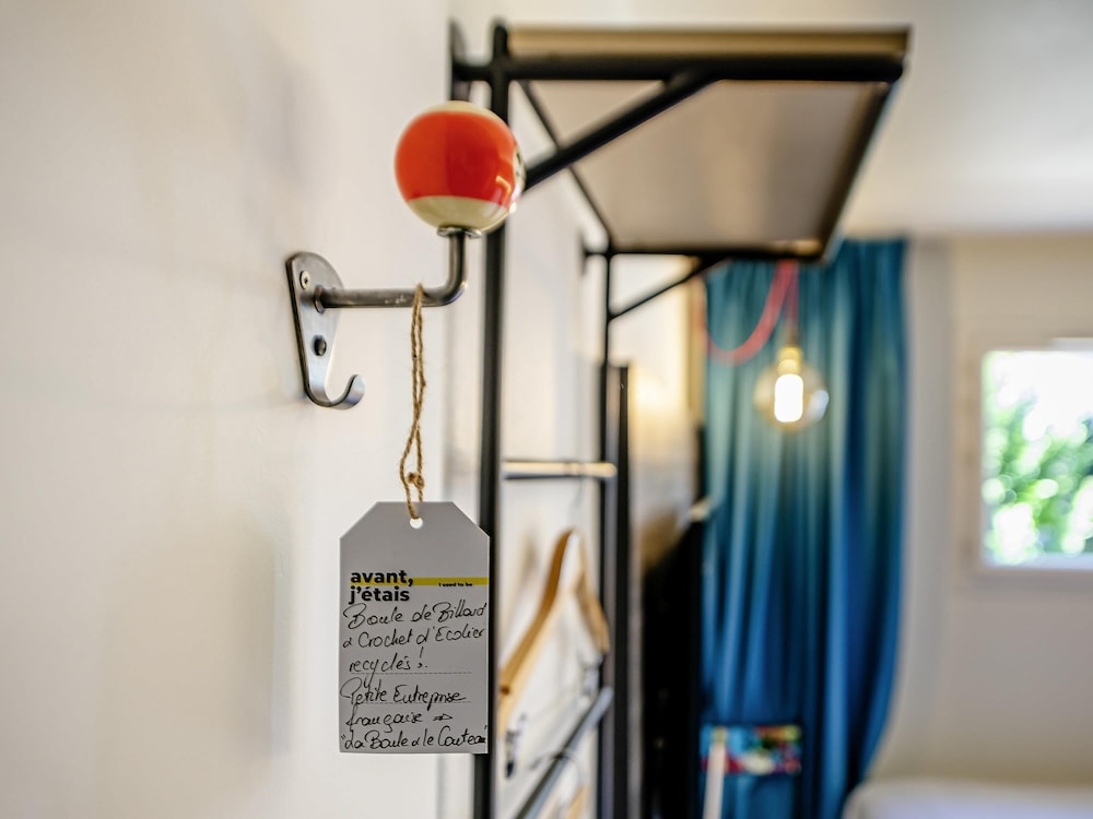 Habitación Superior POP con cama doble y sofá del hotel Greet Bordeaux Floirac Arena. Foto 3