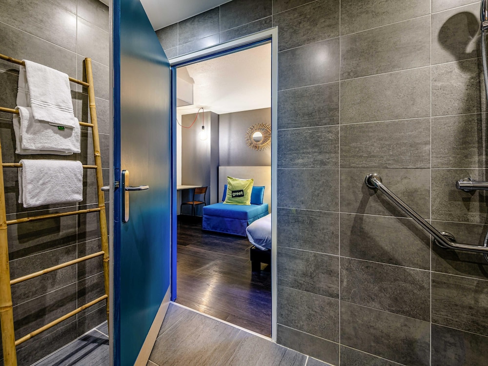 Habitación Superior POP con cama doble y sofá del hotel Greet Bordeaux Floirac Arena. Foto 4