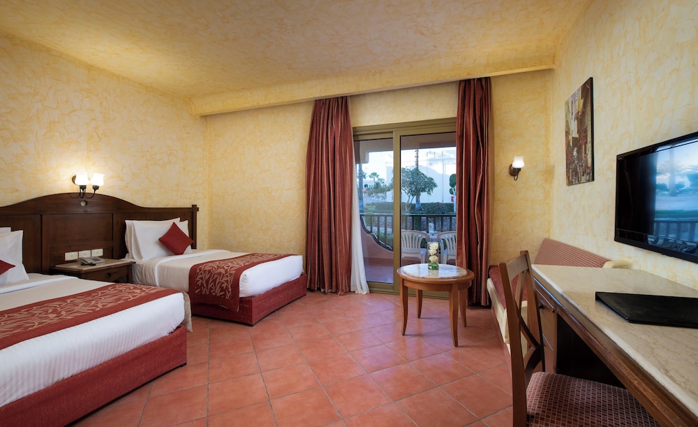 Habitación triple, vistas al jardín del hotel Charmillion Sea Life Resort