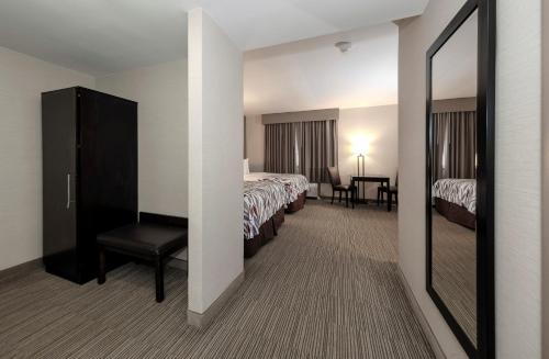 Habitación Deluxe con 2 camas grandes y vistas al lago - No fumadores del hotel Red Roof Inn & Suites Newburgh - Stewart Airport West Point. Foto 3