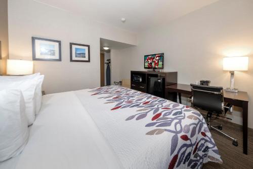 Habitación Deluxe con cama extragrande - No fumadores del hotel Red Roof Inn & Suites Newburgh - Stewart Airport West Point. Foto 2