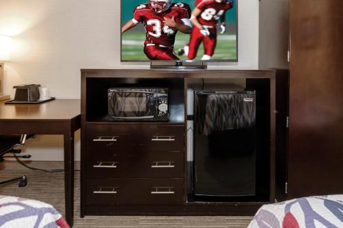 Habitación Deluxe con cama extragrande - No fumadores del hotel Red Roof Inn & Suites Newburgh - Stewart Airport West Point. Foto 6