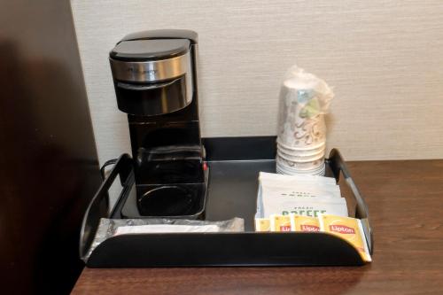 Suite con 2 camas grandes y vistas al lago - No fumadores del hotel Red Roof Inn & Suites Newburgh - Stewart Airport West Point. Foto 2