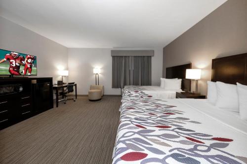 Suite con 2 camas grandes y vistas al lago - Adaptada para personas de movilidad reducida - No fumadores del hotel Red Roof Inn & Suites Newburgh - Stewart Airport West Point. Foto 1