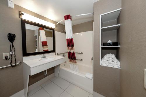 Suite con 2 camas grandes y vistas al lago - Adaptada para personas de movilidad reducida - No fumadores del hotel Red Roof Inn & Suites Newburgh - Stewart Airport West Point. Foto 7