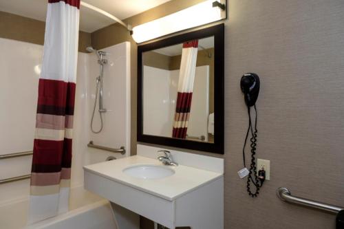 Suite con 2 camas grandes y vistas al lago - Adaptada para personas de movilidad reducida - No fumadores del hotel Red Roof Inn & Suites Newburgh - Stewart Airport West Point. Foto 9