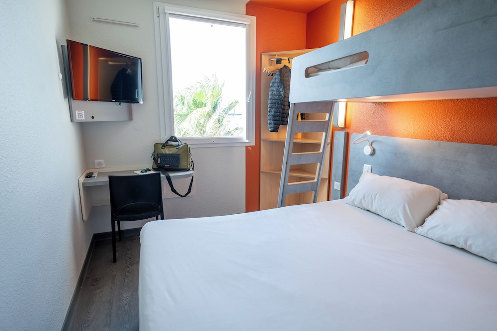 Habitación TRIPLE con una cama de gran tamaño y litera del hotel Ibis Budget Narbonne Est. Foto 3