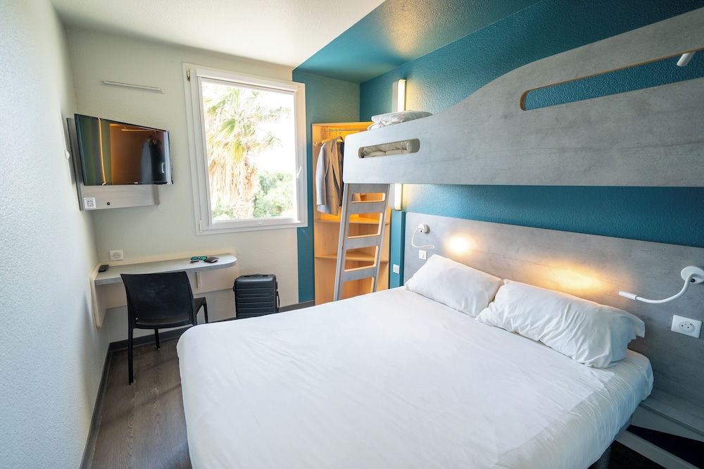 Habitación TRIPLE con una cama de gran tamaño y litera del hotel Ibis Budget Narbonne Est. Foto 4