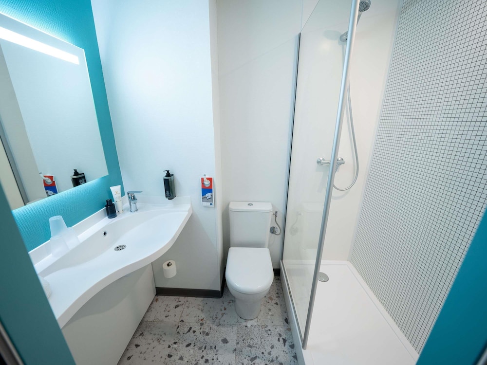 Habitación TRIPLE con una cama de gran tamaño y litera del hotel Ibis Budget Narbonne Est. Foto 7
