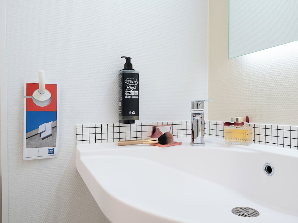 Habitación TRIPLE con una cama de gran tamaño y litera del hotel Ibis Budget Narbonne Est. Foto 18