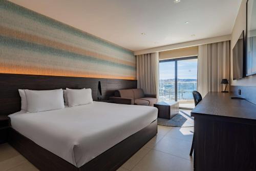 Habitación Superior con cama extragrande, sofá cama y vistas al mar del hotel DoubleTree by Hilton Malta. Foto 2