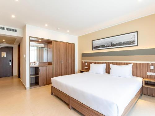 Habitación Superior con cama extragrande, sofá cama y vistas al mar del hotel DoubleTree by Hilton Malta. Foto 4