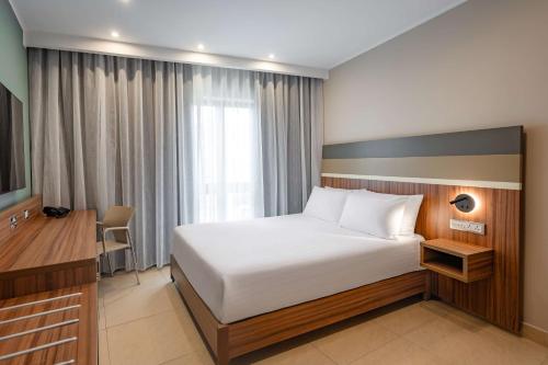 Habitación con cama grande del hotel DoubleTree by Hilton Malta. Foto 3
