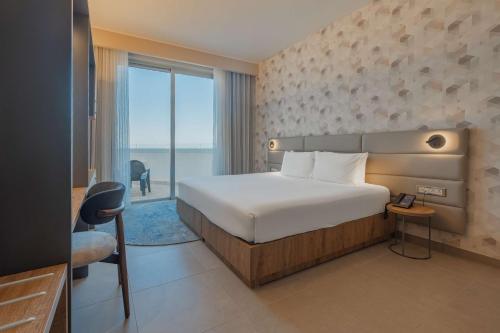 Habitación Familiar de 2 dormitorios con vistas al mar del hotel DoubleTree by Hilton Malta. Foto 5