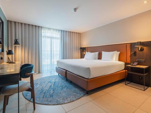 Habitación con cama grande y vistas al mar del hotel DoubleTree by Hilton Malta