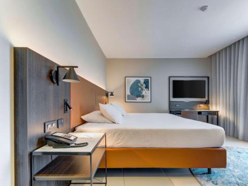 Habitación con cama grande y vistas al mar del hotel DoubleTree by Hilton Malta. Foto 3