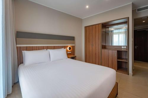 Habitación con cama grande y vistas al mar del hotel DoubleTree by Hilton Malta. Foto 5