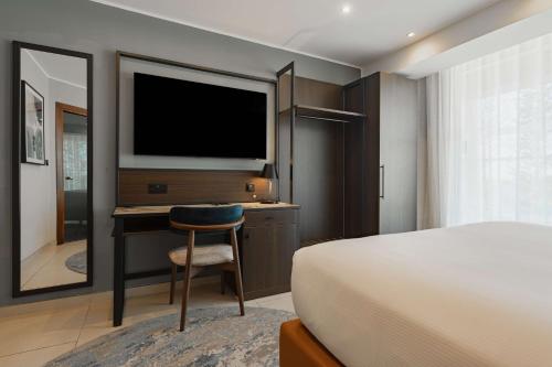 Habitación con cama grande y vistas al mar del hotel DoubleTree by Hilton Malta. Foto 6