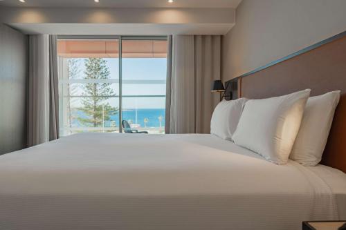Habitación con cama grande y vistas al mar del hotel DoubleTree by Hilton Malta. Foto 8