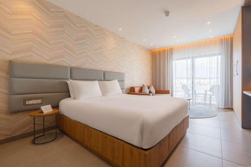 Habitación Familiar de 2 dormitorios con sofá cama y vistas al mar del hotel DoubleTree by Hilton Malta. Foto 4