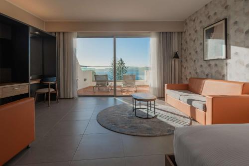 Habitación Familiar de 2 dormitorios con sofá cama y vistas al mar del hotel DoubleTree by Hilton Malta. Foto 7