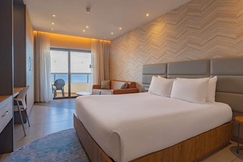 Habitación Familiar de 2 dormitorios con sofá cama y vistas al mar del hotel DoubleTree by Hilton Malta. Foto 10
