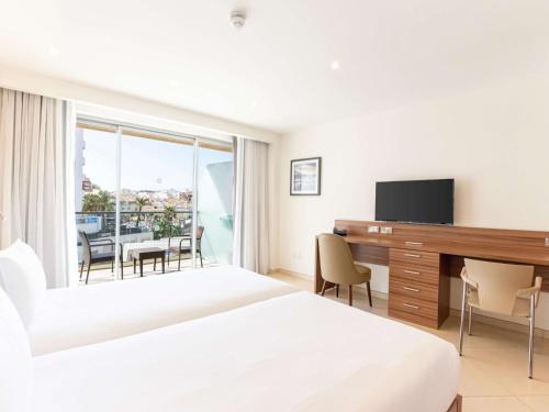 Habitación Doble adaptada para personas de movilidad reducida - 2 camas del hotel DoubleTree by Hilton Malta. Foto 4