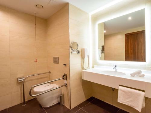 Habitación Doble adaptada para personas de movilidad reducida - 2 camas del hotel DoubleTree by Hilton Malta. Foto 5