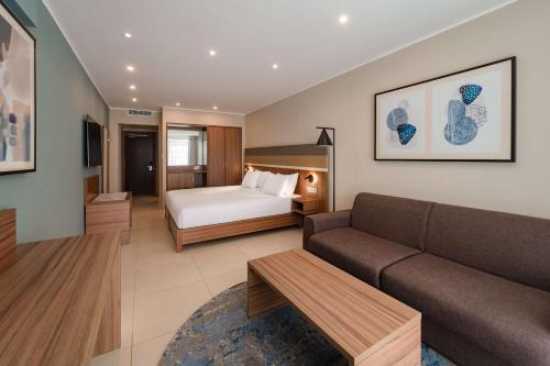 Habitación Doble Superior con 2 camas individuales y sofá cama del hotel DoubleTree by Hilton Malta. Foto 3