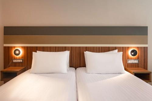 Habitación Doble Superior con 2 camas individuales y sofá cama del hotel DoubleTree by Hilton Malta. Foto 4